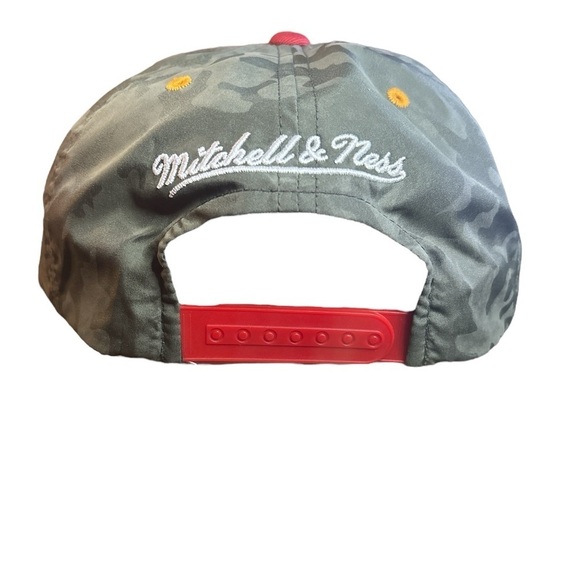 Mitchell and Ness‎ Miami Heat SnapBack Camo Red and White - Picture 3 of 6